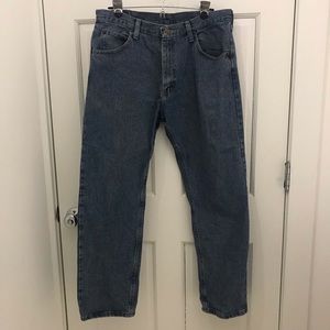 EUC Wrangler Classic Regular Fit 34x30 Medium Wash